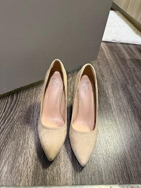 Women's Pointed-Toe Suede Pumps in Nude